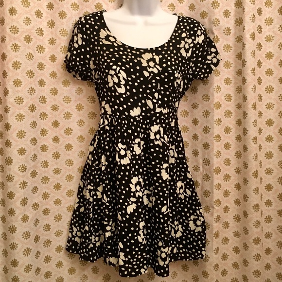Forever 21 Dresses & Skirts - 🔴x3/$15 FOREVER 21 BLACK/ WHITE FLORAL DRESS,SZ S